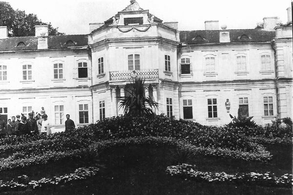 Narol - paac - sierpie 1927 - z boku hrabina w otoczeniu oficerw wojska polskiego i suby